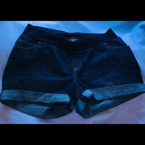 🌸Liz Lange Maternity Shorts - Picture 2 of 5